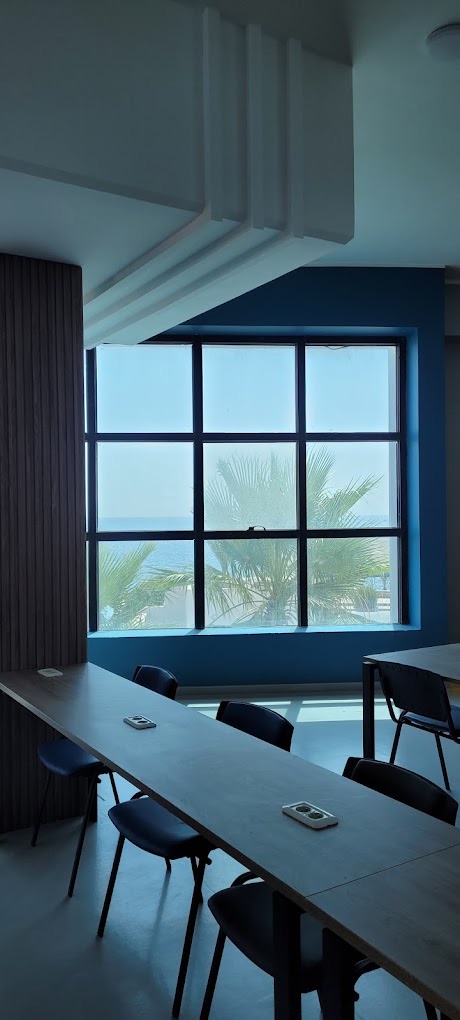 Salle de travail avec vue sur la mer